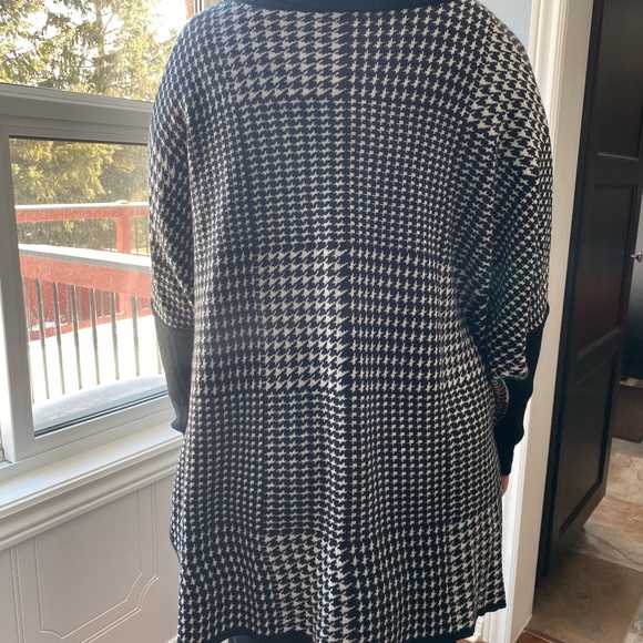 Laura Petites poncho with contrasting black sleeves and cowl neck. - Picture 6 of 6